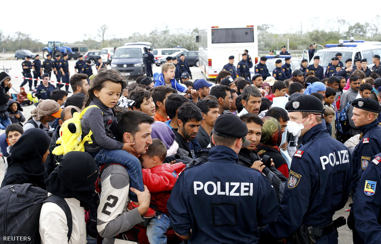 Menekültek várnak az őket tovább szállító buszokra Nickelsdorfnál