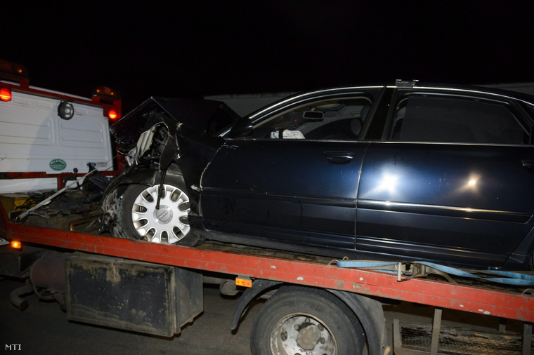 Elszállítják azt a személygépkocsit amelyben Hende Csaba honvédelmi miniszter ült amikor a jármű összeütközött egy másik autóval a Nógrád megyei Nagylóc és Zsunypuszta között 2013. szeptember 19-én délután.