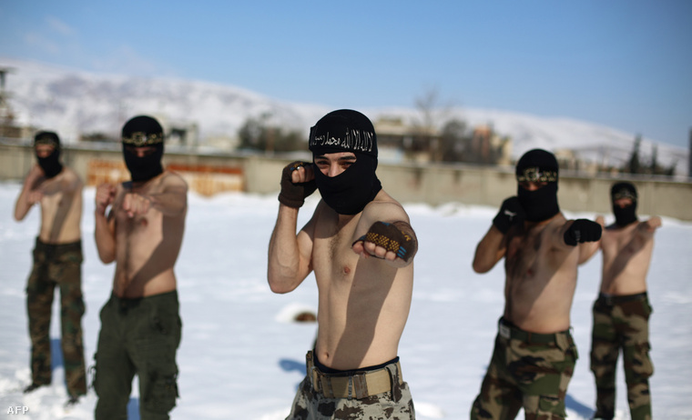 Az Iszlám Hadsereg katonái gyakorlatoznak Damaszkusz mellett (2015. január)