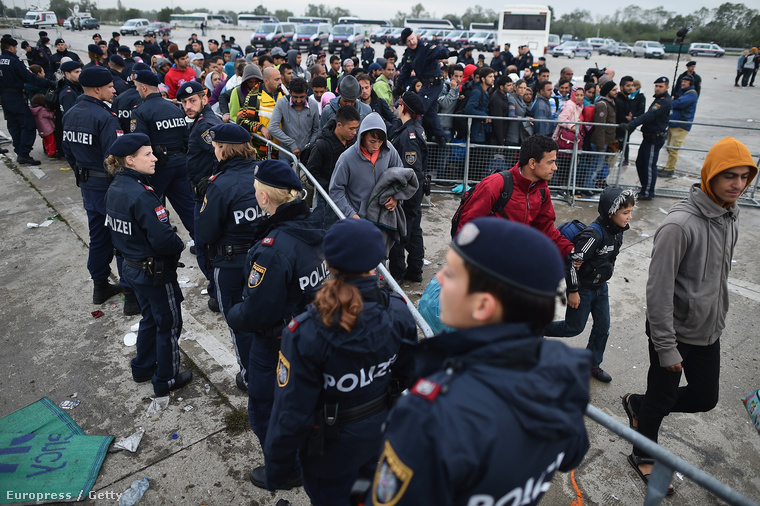 Menekültek várják a Németországba induló vonatot Hegyeshalomnál, az osztrák oldalon