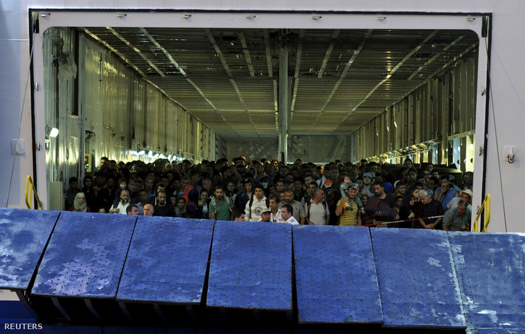 Menekültek érkeznek a görög szigetekről az Athén melletti Pireusz kikötőjébe (szeptember 15.)
