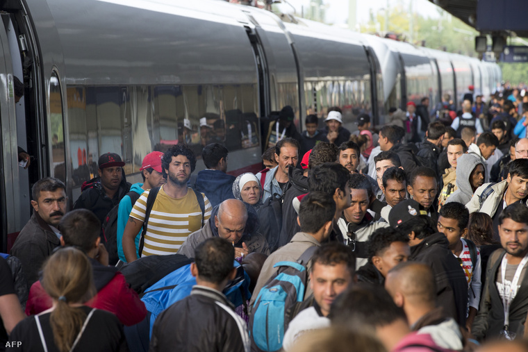 Menekültek szállnak le a müncheni vonatról a berlini pályaudvaron