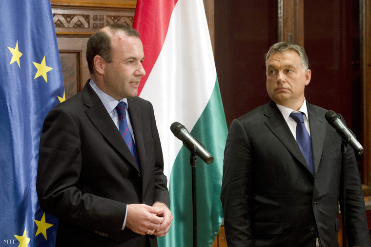 Orbán Viktor miniszterelnök (j) és Manfred Weber az Európai Néppárt frakcióvezetője sajtótájékoztatót tart megbeszélésüket követően a Parlament Munkácsy-termében 2015. szeptember 11-én.