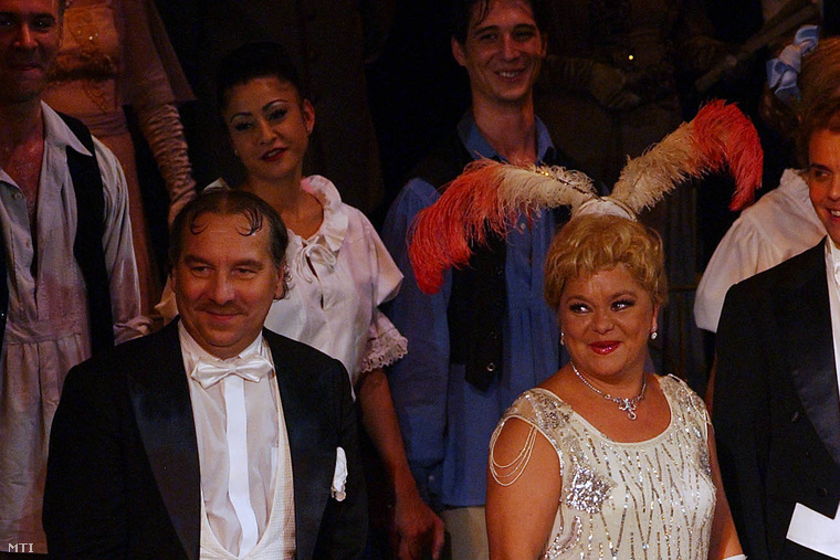 A 2005. október 2-án készült felvételen Bajor Imre és Oszvald Marika színművész a Budapesti Operettszínház színpadán a Mágnás Miska című operett századik előadása után.