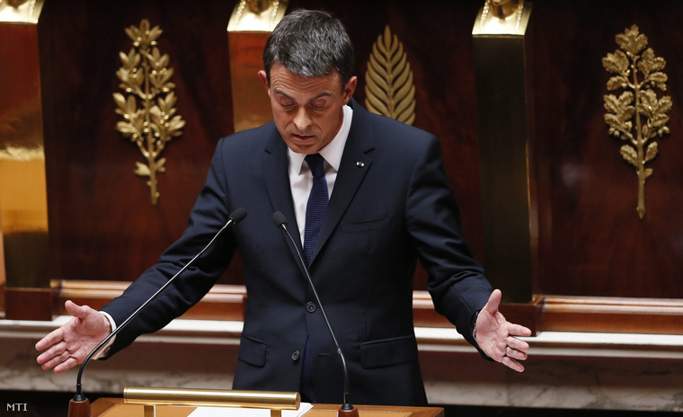 Manuel Valls francia belügyminiszter beszél a menekültválságról a nemzetgyűlésben rendezett vitában a párizsi parlamentben.