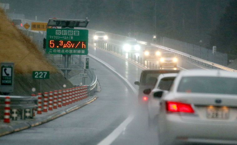 Sugárzásmérő a Fukushima megyei Futuma gyorsforgalmi útja mellett