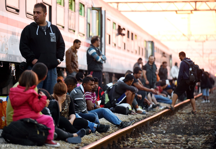 Menekültek várakoznak a zágrábi vasútállomáson