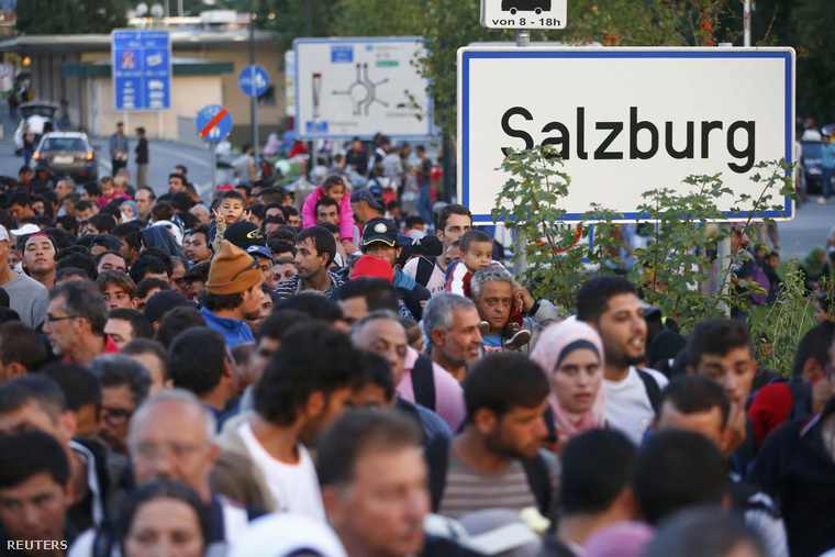 Regisztrációra váró menekültek az osztrák-német határnál