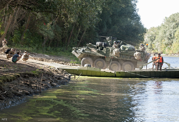 Az amerikai hadsereg Stryker típusú páncélozott lövészszállító harcjárműve kel át egy mobilhídon a Mosoni-Dunán az október 21-ig tartó Brave Warrior 2015 elnevezésű nemzetközi hadgyakorlat keretében tartott átkelési gyakorlaton Győr határában 2015. szeptember 17-én.
