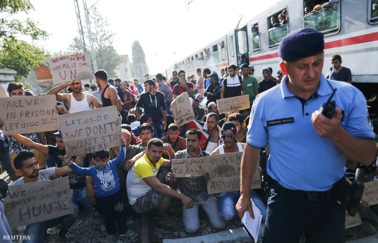 Vonatra váró menekültek tiltakoznak a tovarniki vasútállomáson, 2015. szeptember 18-án.