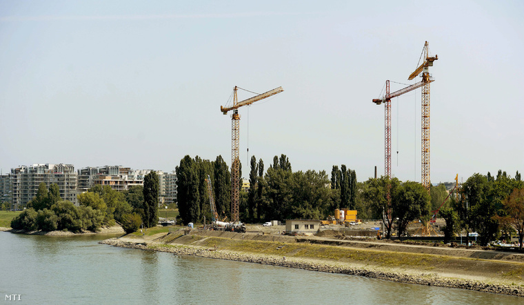 A 2017-es vizes világbajnokságra épülő Dagály Uszodaközpont építési területe 2015. augusztus 11-én.