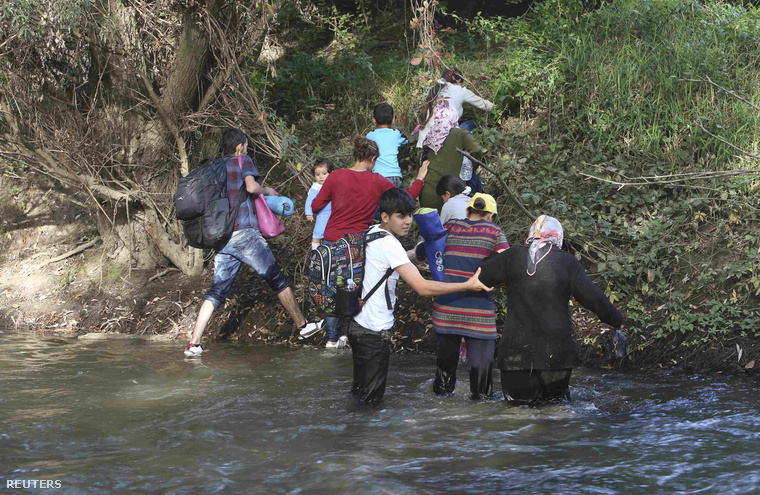 Menekültek kelnek át a Szutla folyón