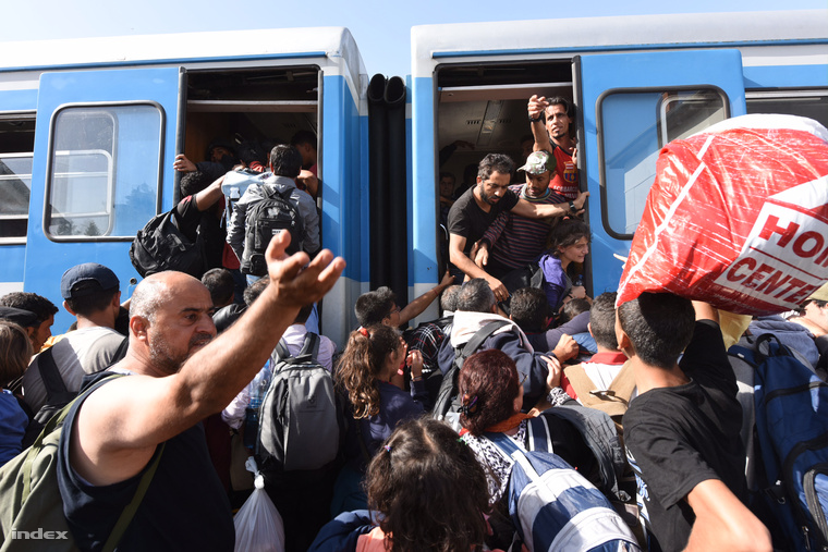 Menekültek próbálnak vonatra szállni a horvátországi Pélmonostor vasútállomásán