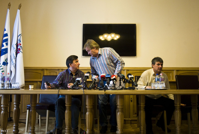 Gaskó István, Halasi Zoltán és Bárány Balázs 2009. október 19-én, a vasutassztrájk felfüggesztéséről tartott sajtótájékoztatón.