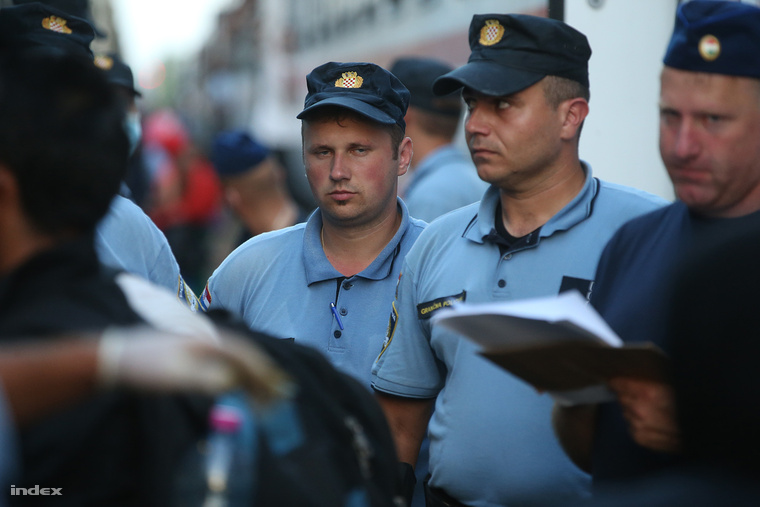 Pénteken horvát rendőri kísérettel érkezett egy menekültekkel teli szerelvény Magyarbólyiba.