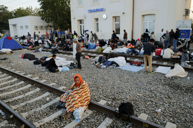Menekültek várakoznak a tovarniki vasútállomáson szombat reggel