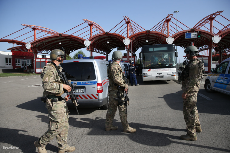 Fegyveres katonák a beremendi határátkelőnél, 2015. szeptember 18-án.