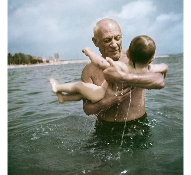 Pablo Picasso fiával, Claude-dal játszik a vízben, Vallauris, Franciaország, 1948.
