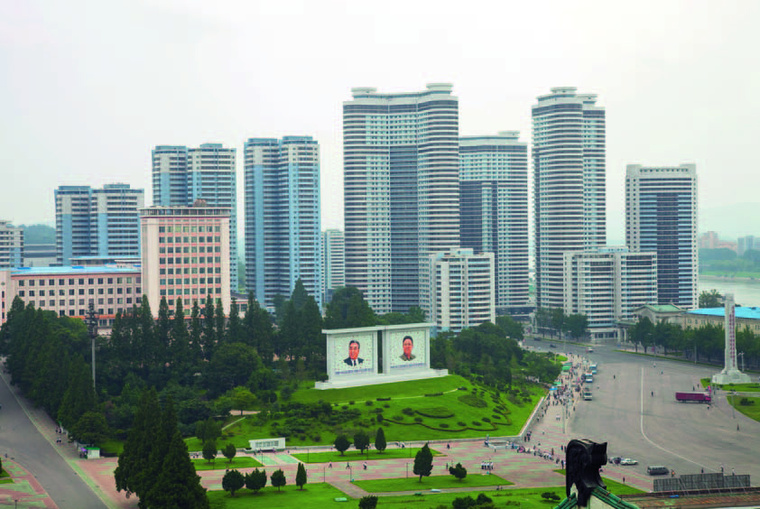 Phenjan belvárosát díszítő, betonból készült monumentális szobor Észak-Korea vezetőjéről, Kim Ir Szenről és fiáról, Kim Dzsong Ilről. Az ország területén több ezer hasonló monumentális szobor és emlékmű található a Kim-dinasztia személyi kultuszának megerősítésére.
