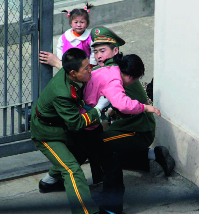 Kínában egy nő és egy kislány próbál bejutni a japán konzulátusra, hogy menedékjogot kérjen, de a rendőrség elrángatja őket. A nemzetközi nyomás hatására Kína később lehetővé tette, hogy a csoport Dél-Koreába távozzon. Azóta a kínaiak megerősítették a nagykövetségek védelmét. Kína rendszeresen visszatoloncolja a menekülőket Észak-Koreába, ahol kegyetlen büntetés vár rájuk.