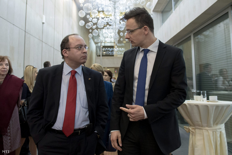 Szijjártó Péter és Bogdan Aurescu román külügyminiszter beszélget a visegrádi négyek találkozója után Pozsonyban.