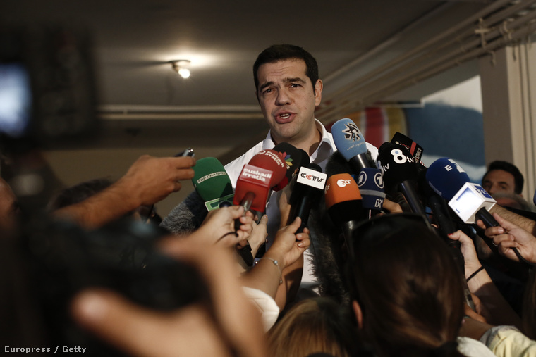 Alekszisz Ciprasz volt kormányfő tart sájtótájékoztatót miután leadta szavazatát a görögországi parlamenti választásokon