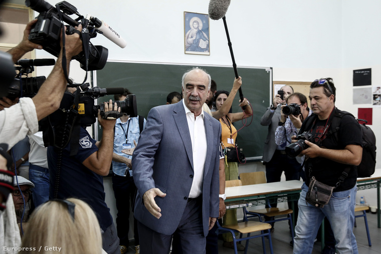 Vangelisz Meimarakisz érkezik meg egy szavazóhelyre Athén külvárosában