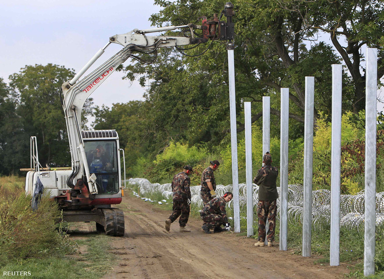 Ezen a vasárnap délután készült fotón magyar honvédek építik a határzár második vonalát a horvát-magyar határon Sarok közelében.