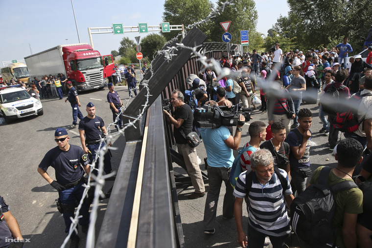 Menekültek a lezárt Horgos-Röszke határátkelőhelynél, a magyar-szerb határ szerbiai oldalán 2015. szeptember 16-án.