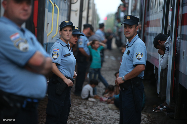 Menekülteket szállító vonat érkezett rendőri biztosítással Horvátországból Magyarbólyba 2015. szeptember 18-án.