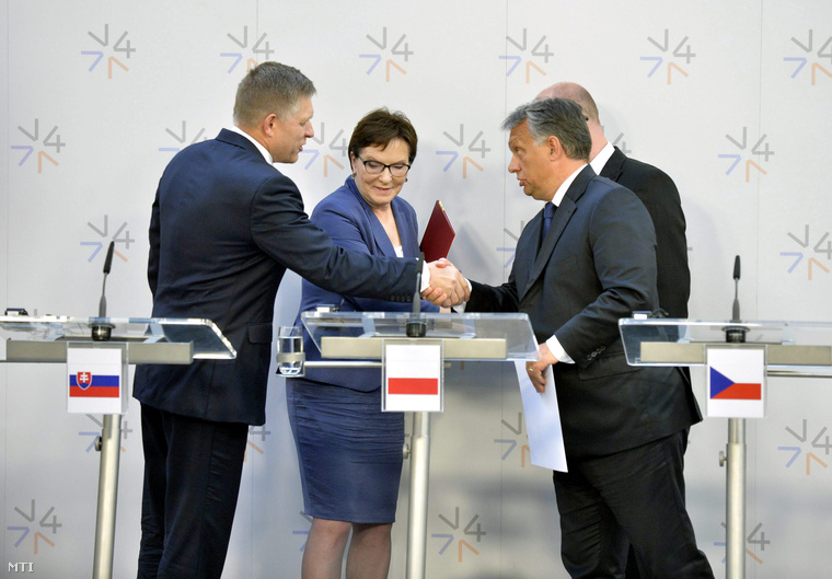 Orbán Viktor, Robert Fico, Ewa Kopacz lengyel és Bohuslav Sobotka cseh kormányfő a visegrádi országok miniszterelnökeinek migrációs válságról tartott csúcstalálkozója sajtótájékoztatóján Prágában 2015. szeptember 4-én.
