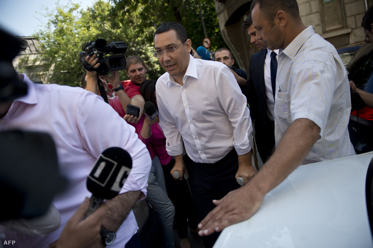 Victor Ponta érkezik a Nemzeti Korrupcióellenes Ügyészség székházába Bukarestben, 2015. július 13-án.
