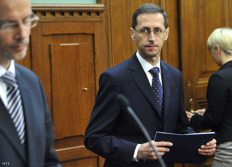 Varga Mihály nemzetgazdasági miniszter és Banai Péter Benő államháztartásért felelős államtitkár a 2016. évi költségvetésről a Parlamentben tartott sajtótájékoztatón 2015. június 23-án.