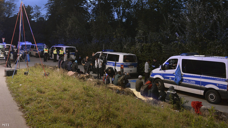 Illegális bevándorlókat őriznek rendőrök az osztrák-német határ német oldalán fekvő Freilassingban