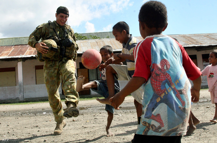Kelet-timori menekültekkel focizik egy ausztrál békefenntartó