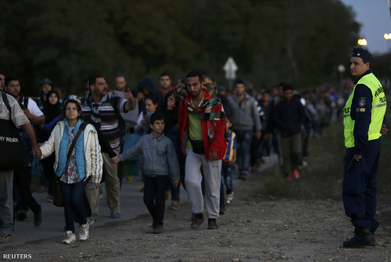 Menekültek úton Nickelsdorfba a magyar-osztrák határon