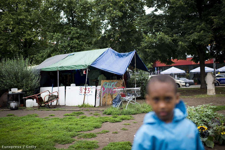 Szudáni menekült kisfiú egy rögtönzött táborhelyen Hannoverben