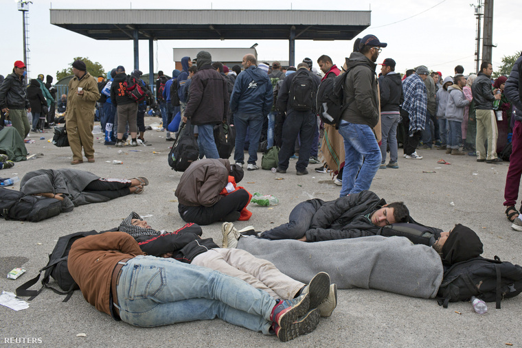Menekültek várakoznak az opatovaci befogadóállomás előtt.