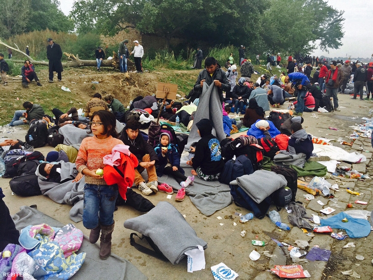 Menekültek várakoznak a szerb-horvát határon