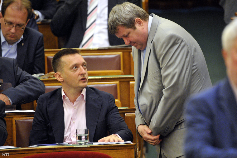 Rogán Antal a Fidesz frakcióvezetője (b) és Tállai András a Nemzetgazdasági Minisztérium parlamenti államtitkára az Országgyűlés plenáris ülésén 2015. július 6-án.