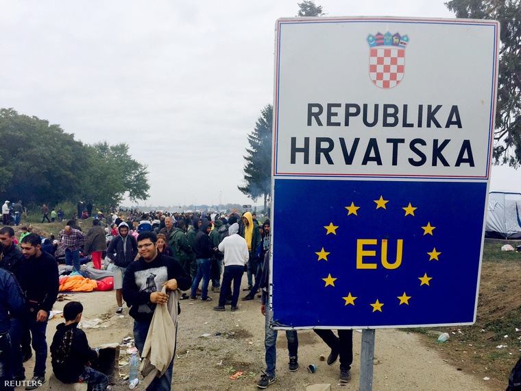 Menekültek várakoznak a szerb-horvát határon Tovarniknál