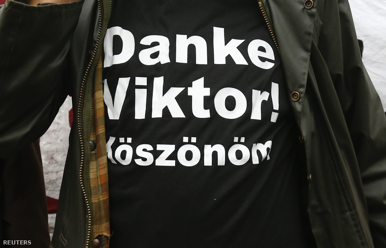 Orbánpárti póló az Orbán mellett tüntetőkön