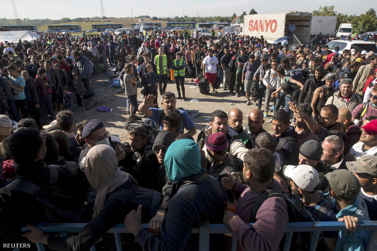 Menekültek várakoznak, hogy bejussanak az opatovaci regisztrációs pontra