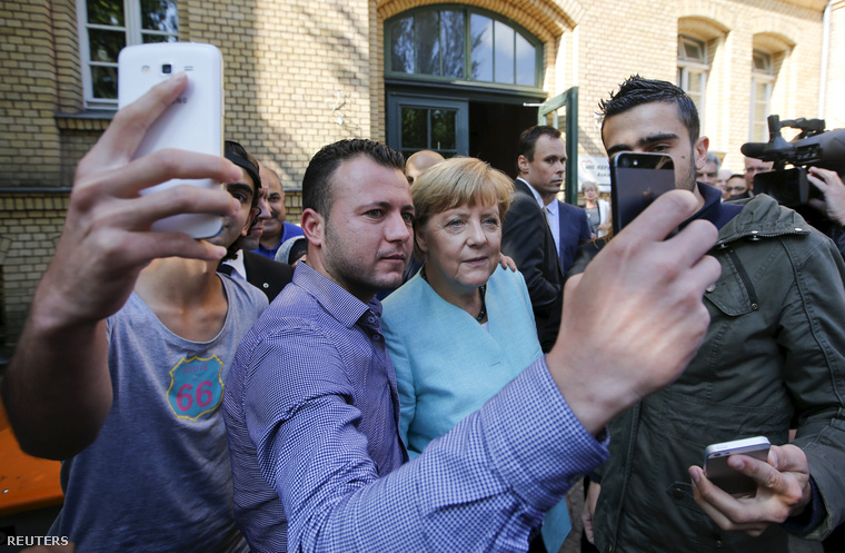 Merkel szír menekültekkel szelfizett Berlinben szeptember 13-án