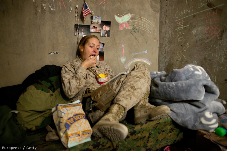 A 22 éves Shannon Crowley, az amerikai haditengerészet női egységének tagja egy afganisztáni bázison.
