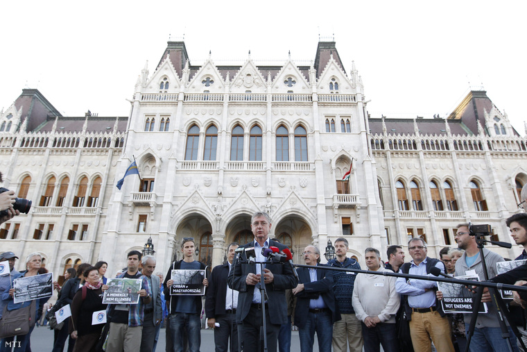Gyurcsány Ferenc nyilatkozik a sajtónak 2015. szeptember 21-én az Országház előtt ahol a párt szimpatizánsai élőlánccal tiltakoztak a tömeges bevándorlás kezelését célzó többek között a honvédség határ menti bevethetőségéről szóló kormánypárti törvényjavaslat ellen.