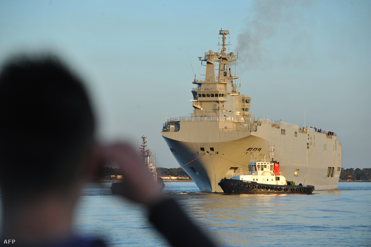 A Mistral-osztályú, francia gyártmány Vlagyivosztok Saint-Nazaire kikötőjében március 5-én,