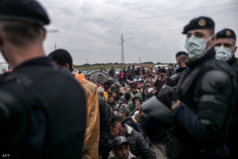 Menekültek várakoznak az opatovaci tranzitállomáson
