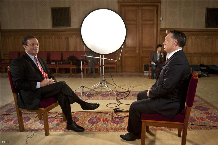 Betlen Gábor és Orbán Viktor az m1 televíziónak készített interjú felvételén a Miniszterelnökségen, 2011. december 10-én.
