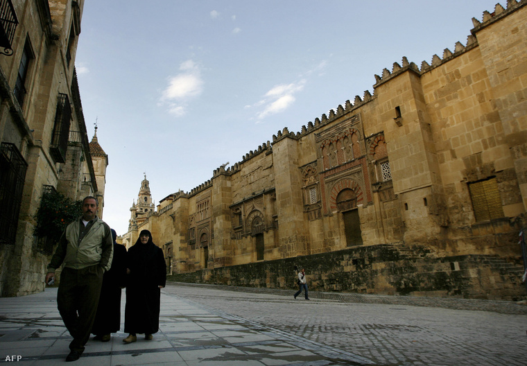 Cordoba, muszlimok sétálnak a mecset előtt